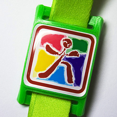 Рельефная отливка из пластизоля с полноцветной вставкой под полиуретановой линзой. Быстрый, недорогой и эффектный способ нанесения логотипа на шнурок.